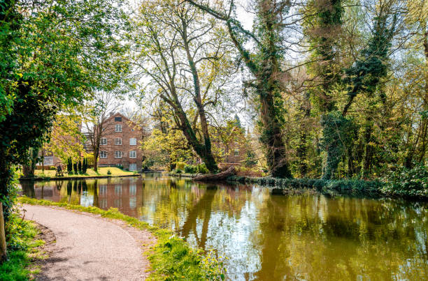 der fluss gade, die grove mill und das alte mill house im cassiobury park, london. - english culture uk promenade british culture stock-fotos und bilder