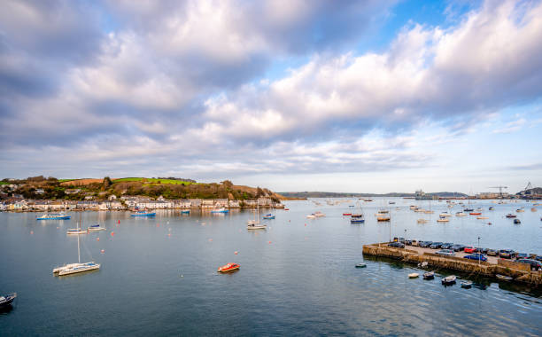 イギリスのコーウォールにあるペンリン川とファルマス港。沿岸の村であるフラッシングが背景にあります。 - beach atlantic ocean cornwall england sea ストックフォトと画像