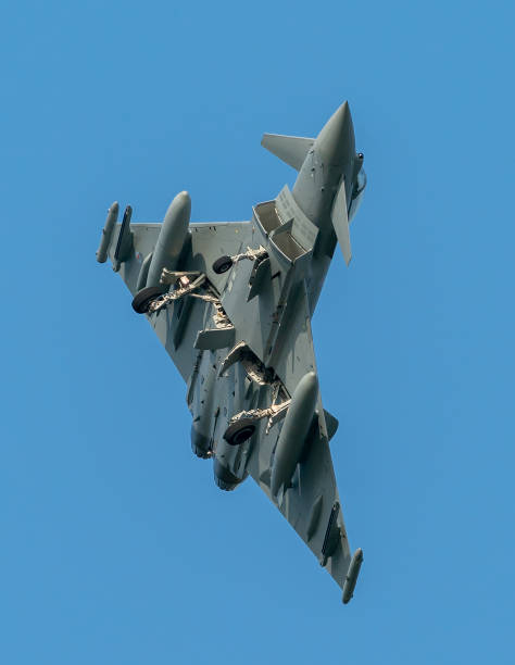 typhoon jet na lotnisku kinloss. lotnisko kinloss, moray, szkocja, wielka brytania - military airplane military eurofighter typhoon zdjęcia i obrazy z banku zdjęć