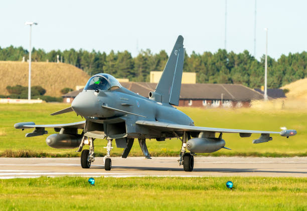 typhoon jet na lotnisku kinloss. lotnisko kinloss, moray, szkocja, wielka brytania - military airplane military eurofighter typhoon zdjęcia i obrazy z banku zdjęć