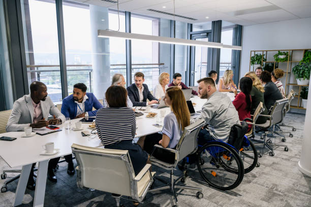 nieformalne rozmowy między kolegami w sali konferencyjnej - business asian ethnicity multi ethnic group business meeting zdjęcia i obrazy z banku zdjęć