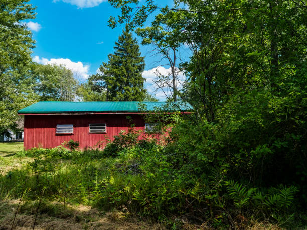 istock Pictures of red barn in Ohio 1273406420