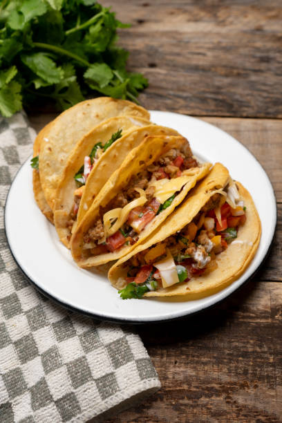 tacos messicani a guscio duro con carne e salsa fresca su sfondo di legno - hardshell foto e immagini stock