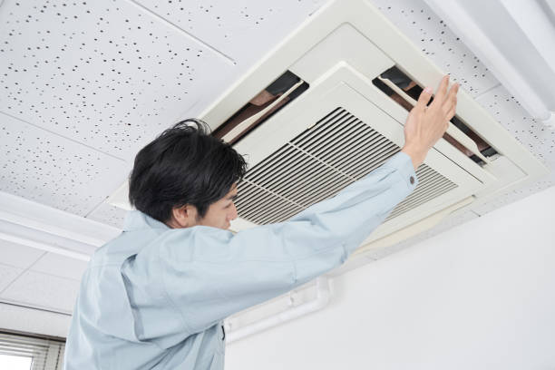 商用エアコンのメンテナンスを行う日本人男性電気技師 - 作業員 日本人 ストックフォトと画像