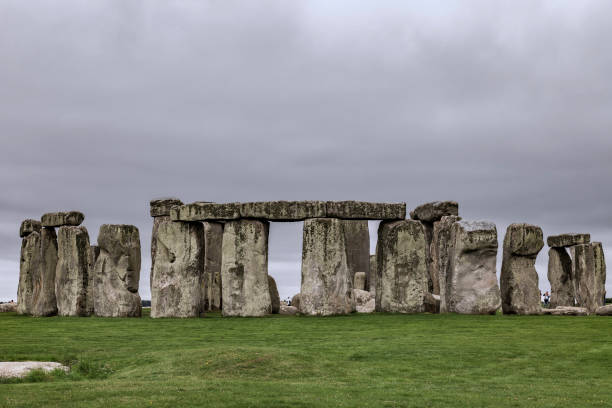 uno dei siti più fotografati di tutto il grande britannico è stonehenge che - a causa del mistero storico dietro di esso - è meglio visto in un giorno lunatico e nuvoloso come questo - stonehenge ancient civilization religion archaeology foto e immagini stock
