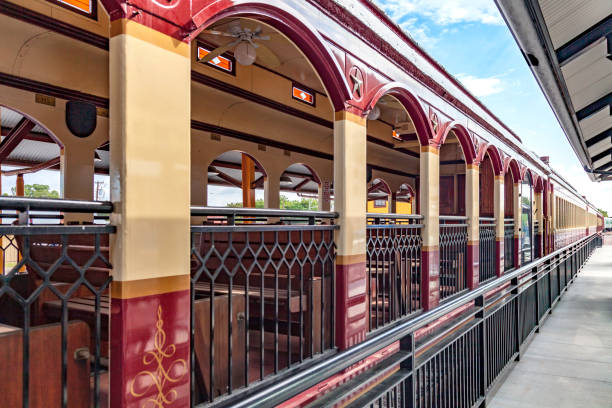 tren turístico histórico a la espera de partir de la estación de ferrocarriles de cercanías grapevine texas - depart fotografías e imágenes de stock