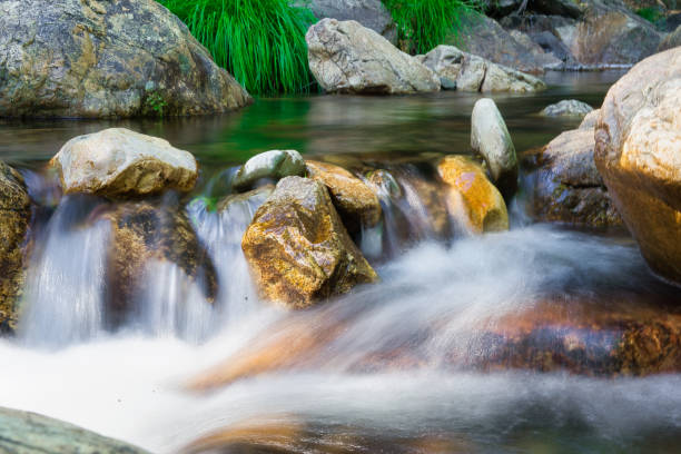 モーションドラッグ水撮影技術が落ちる、落下水岩自然現象運動川は石をリラックス - natural phenomenon waterfall rock tranquil scene ストックフォトと画像