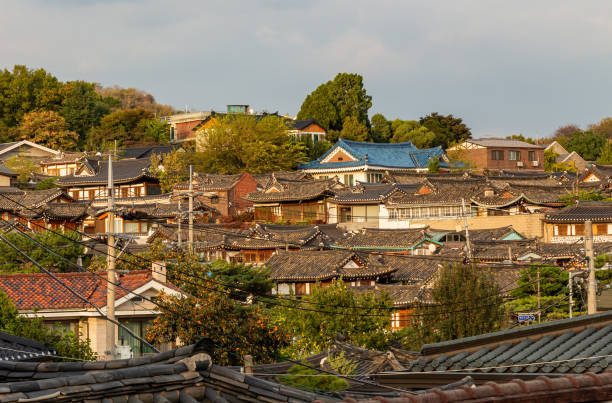 koreański architechture w dachach bukchon hanok village w seulu - architechture zdjęcia i obrazy z banku zdjęć