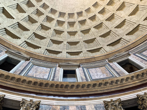 visão de perto dos detalhes sobre a cúpula do antigo templo panteão em roma, itália - ancient rome pantheon rome church dome - fotografias e filmes do acervo