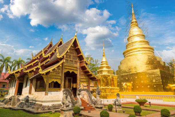 buddhistischer tempel in chiang mai - wat phra sing stock-fotos und bilder