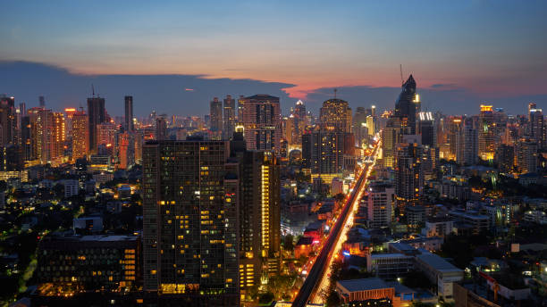 живописные сумерки закат горизонта с видом на город в мегаполисе - downtown manhattan стоковые фото и изображения