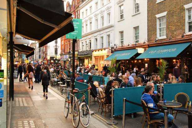 crowd of people at bars and restaurants in soho, london - women travel destinations london england tourist imagens e fotografias de stock