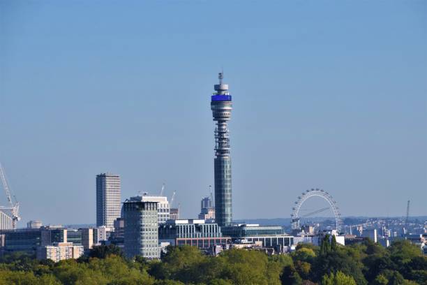 bt башня и вид на горизонт города из примроуз-хилл, лондон - marylebone стоковые фото и изображения