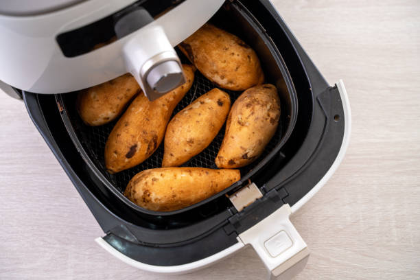 boniato asado cocinado por airfryer en casa. alimentos saludables para comer a dieta. - raw potato sweet potato vegetable food fotografías e imágenes de stock