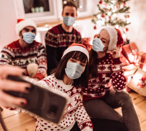 friends take a selfie at christmas during the lockdown - cell human cell plant cell virus imagens e fotografias de stock