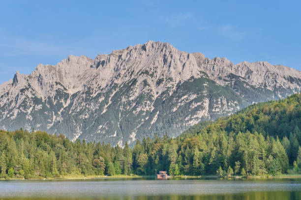 ラウターゼー、森林、アルプ山脈の景色 - lautersee lake ストックフォトと画像