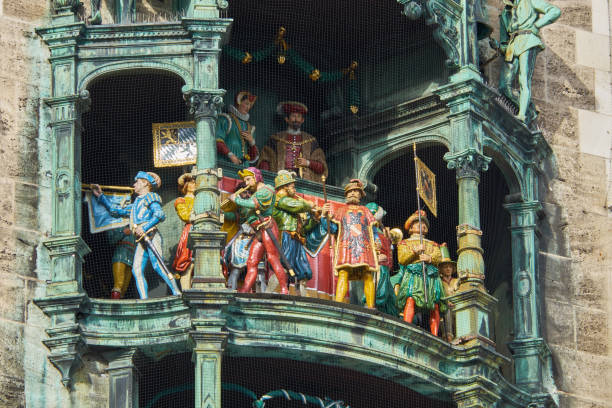 глокенспиэль из новой ратуши (neues rathaus) на площади мариенплац - glockenspiel стоковые фото и изображения