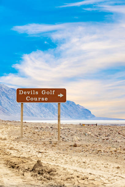 signage devils golf course in the death valley - devils lake imagens e fotografias de stock