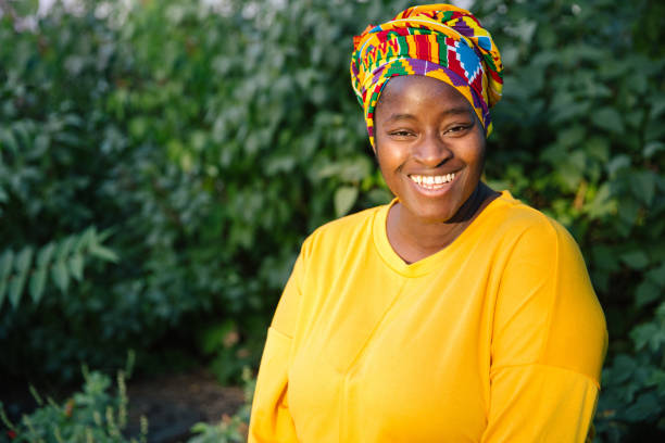 여름 야외 초상화 : 카메라를 보고 쾌활한 웃는 아프리카 여성 - ghana 뉴스 사진 이미지
