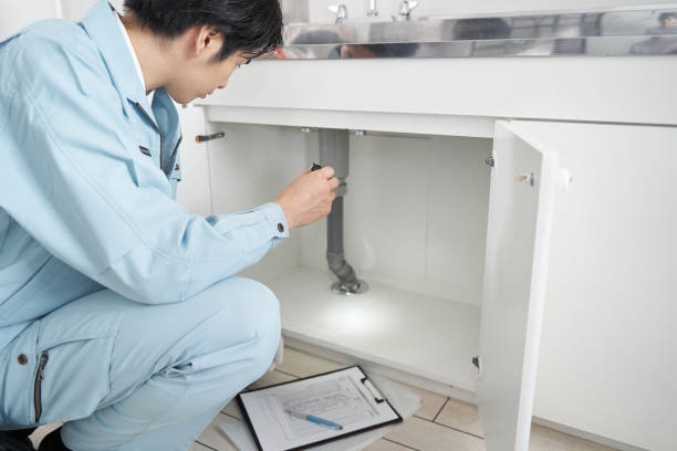 배관을 점검하는 일본 남성 노동자 - sink drain plumber domestic kitchen 뉴스 사진 이미지