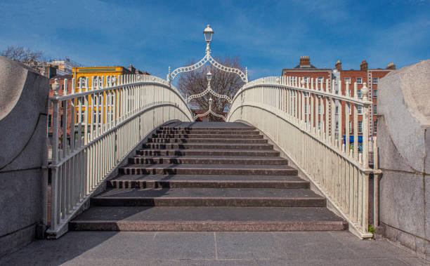 xseguava il ponte ha'penny nel centro di dublino, durante la pandemia globale di covid 19, dublino, irlanda. - dublin ireland bridge hapenny penny foto e immagini stock