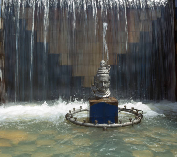 elegancki obraz boga shivy pośród płynącej fontanny wodnej w brindavan gardens w pobliżu mysore w karnataka / indie. - shiv bangalore shiva god zdjęcia i obrazy z banku zdjęć