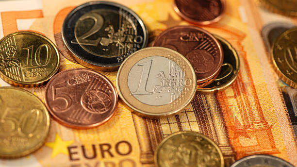монеты евро и евро лежат на банкноте в пятьдесят евро. - 50 euro cent стоковые фото и изображения