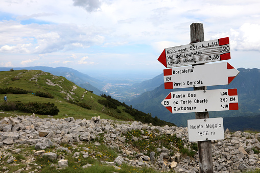 sign with the mountain trails with the text in Italian indicating the various places to reach on foot in ùnorthern Italy