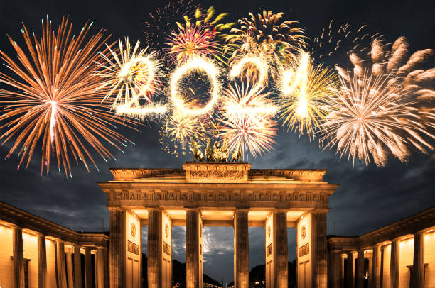 celebraciones de 2021 en berlín - brandenburg gate berlin germany germany night fotografías e imágenes de stock