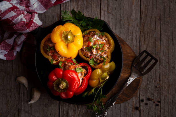 pimentões de diferentes cores recheados com carne - stuffed pepper stuffed bell pepper pepper - fotografias e filmes do acervo