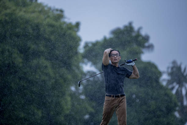 비오는 날 골프 코스에서 골프 클럽을 들고 있는 아시아 중국인 남자 - golf putting determination focus 뉴스 사�진 이미지
