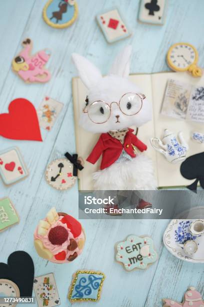 Alices Pocket Watch Stock Illustration - Download Image Now - Clock, Alice  in Wonderland - Fictional Character, Painted Image - iStock