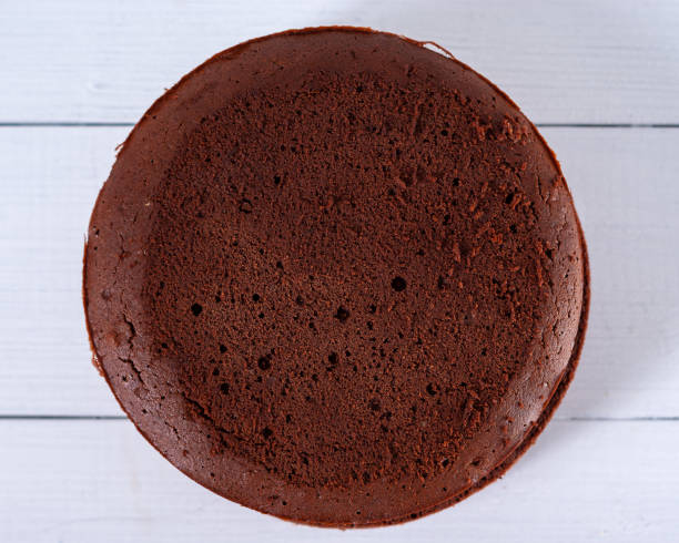チョコレートスポンジケーキ - baked brown cake circle ストックフォトと画像