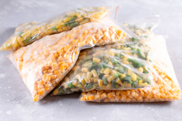 ビニール袋に入れた冷凍野菜の品揃え - 冷凍食品 ストックフォトと画像