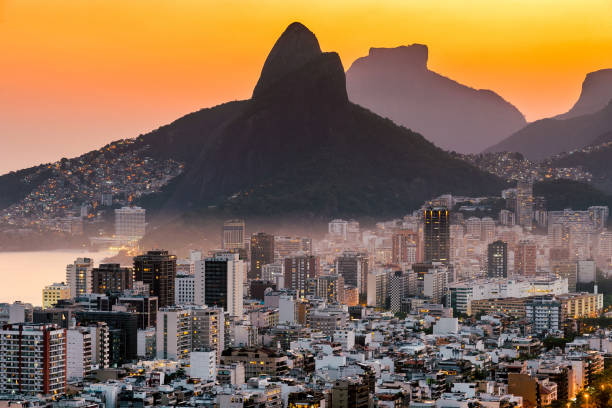 horizonte de ipanema e leblon com montanha de dois irmãos - ipanema district - fotografias e filmes do acervo