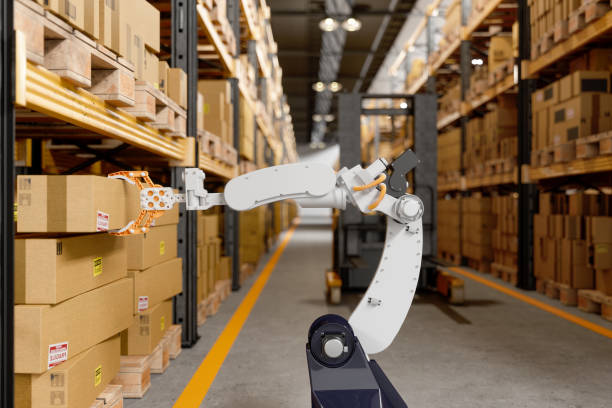 brazo robótico tomando una caja de cartón en el almacén - automatizado fotos fotografías e imágenes de stock