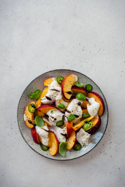 свежий салат с персиками и сыром буратта - buratta стоковые фото и изображения