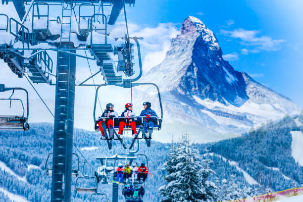herrliche schöne aussicht auf gornergrat, zermatt, skigebiet matterhorn in der schweiz mit seilbahntransport - zermatt stock-fotos und bilder