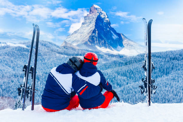 семейный зимний лыжный отдых в церматте, швейцария - zermatt стоковые фото и изображения