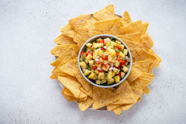 Salsa de piña con nachos - foto de stock