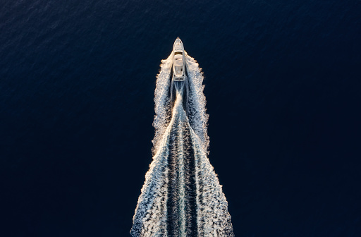 Vista aérea en barco rápido en el mar Mediterráneo azul en un día soleado. Barco rápido en la superficie del mar. Paisaje marino desde el dron. Paisaje marino desde el aire. Viaje - imagen photo