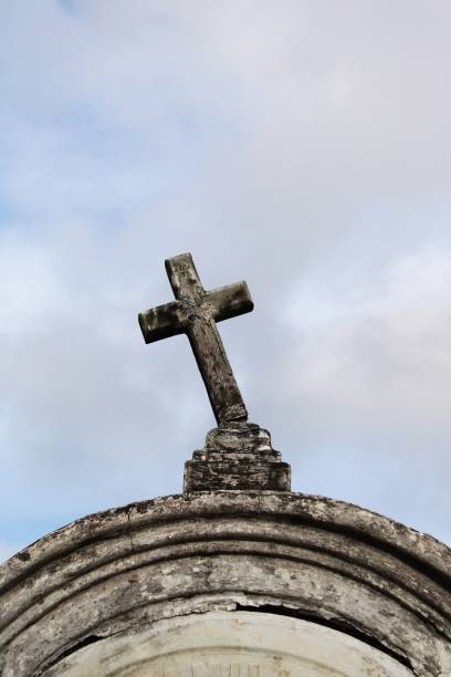 кривой старый каменный крест - stone cross стоковые фото и изображения