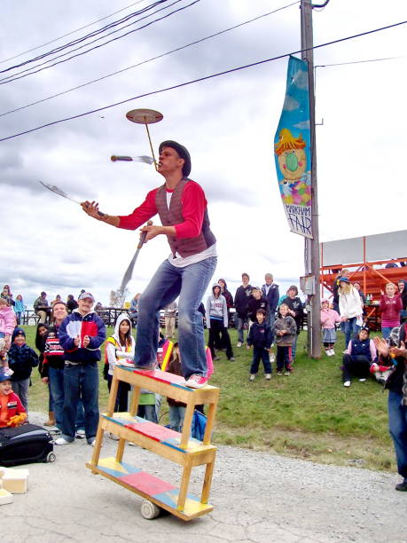 캐나다 온타리오의 마크햄 박람회에서 길거리 예술가가 균형을 잡는 행동을 합니다. - traditional festival juggling women performer 뉴스 사진 이미지