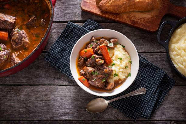 carne bourguignon - healthy eating food and drink indoors studio shot - fotografias e filmes do acervo