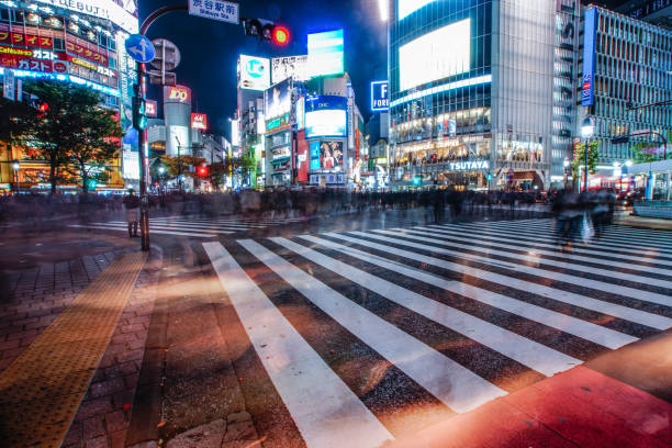 Shibuya scramble intersection of night view Shibuya scramble intersection of night view. Shooting Location: Tokyo metropolitan area ラッシュ時 stock pictures, royalty-free photos & images