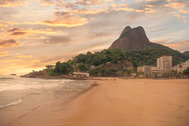 plage de leblon à rio de janeiro - plage de leblon photos et images de collection