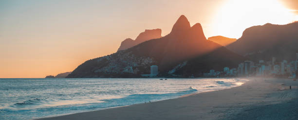 Deserted Ipanema Beach during the Coronavirus Infection (COVID-19 Deserted Ipanema Beach during the Coronavirus Infection (COVID-19) Pandemic two brothers mountain stock pictures, royalty-free photos & images