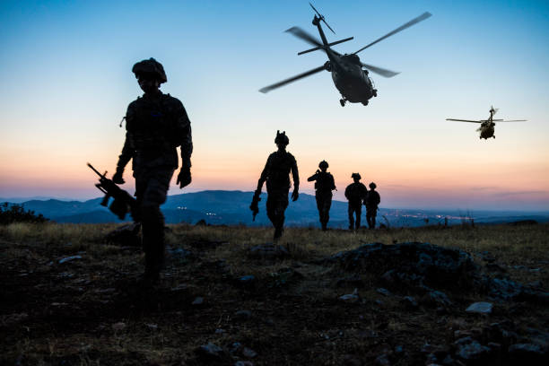 황혼의 군사 임무 - us military helicopter sunset armed forces 뉴스 사진 이미지