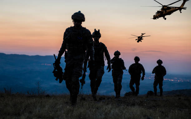 misión militar en el crepúsculo - servicio fotos fotografías e imágenes de stock