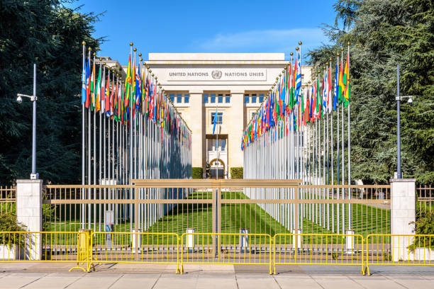 avenue des drapeaux et palais des nations à genève, suisse. - place mat photos et images de collection